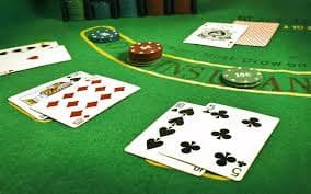 Pemain menikmati taruhan live casino dengan dealer langsung di layar